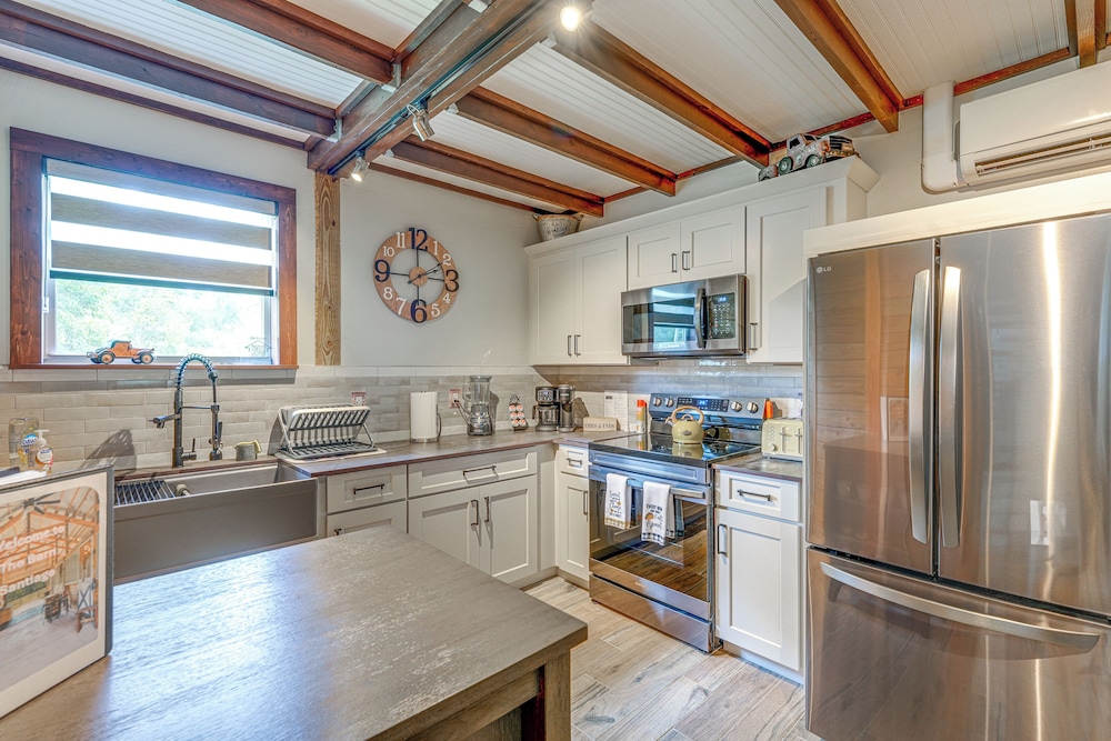 Farmhouse Hideaway w/ Covered Patio in Kissimmee