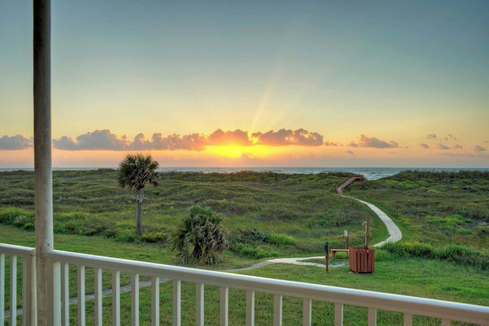 2 Beachfront Condos, Pool, Tennis/pickleball, Gulf View Island Retreat Complex
