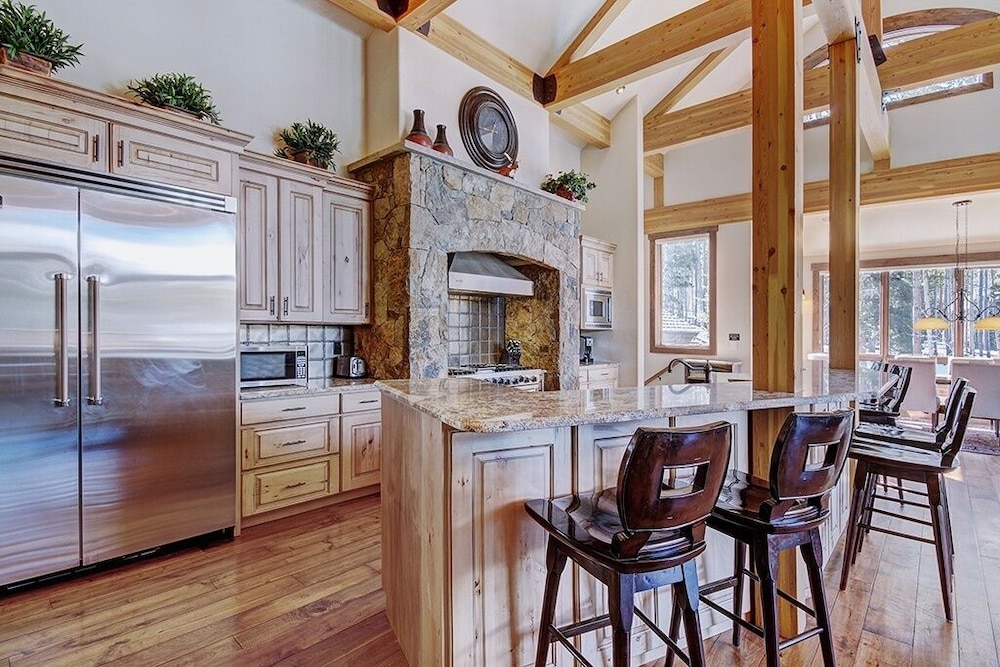 Mountain Majesty Manor 5 Bedroom Home by RedAwning