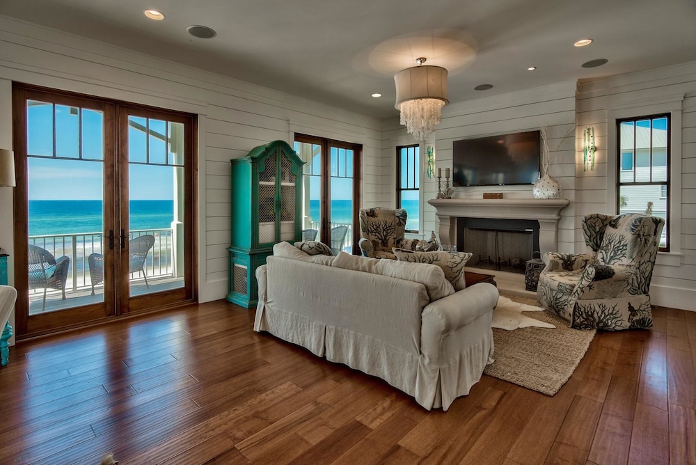 Tangled In Blue 5 Bedroom Holiday Home by Five Star Properties