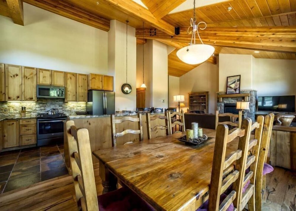 Campfire Mountain Home 3 Bedroom Holiday home by Key to the Rockies