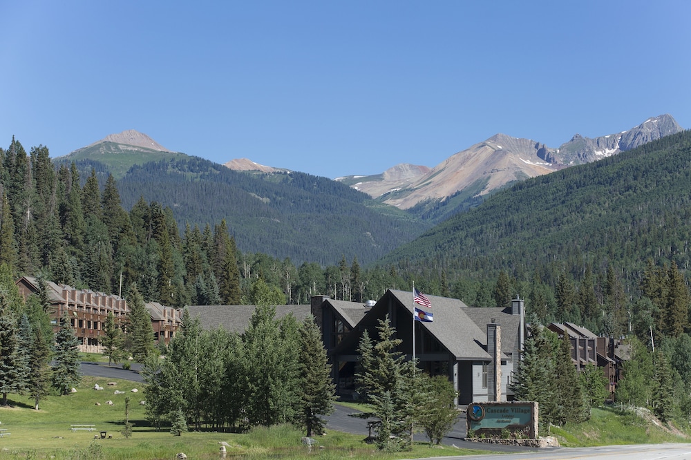 Cascade Village Two Bedroom Wintergreen Condo by RedAwning view 3