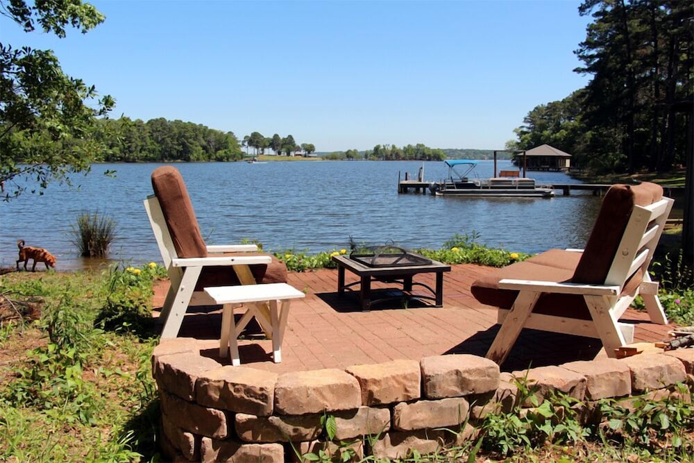 Palestine Vacations - Frankston Home W/deck  Fishing on Lake Palestine! - Property Image 1