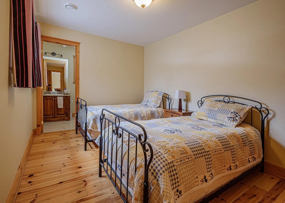 Duc 83 - Luxury log Cottage With hot tub and Exterior Barrel Sauna