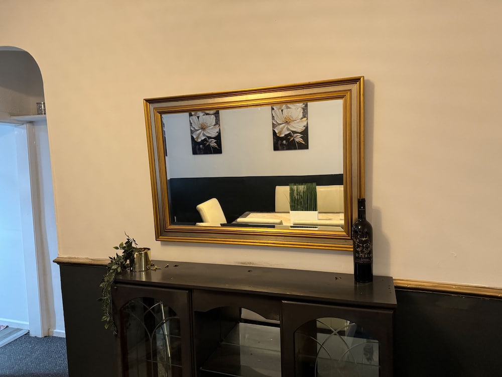 Manchester - House - Sleeps 6 - Parking - Garden