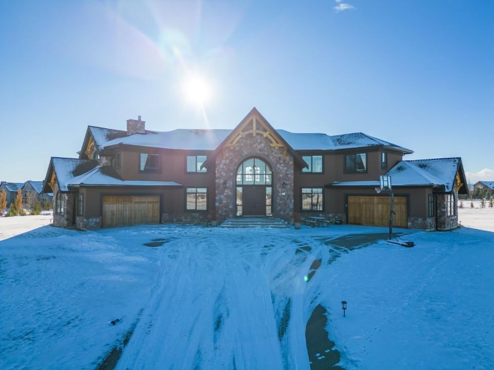 Windhorse Manor No Service Fees Patio BBQ