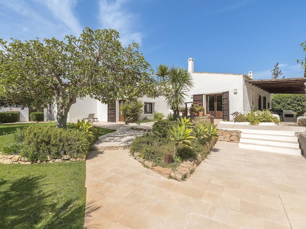 Traditional Villa With Garden