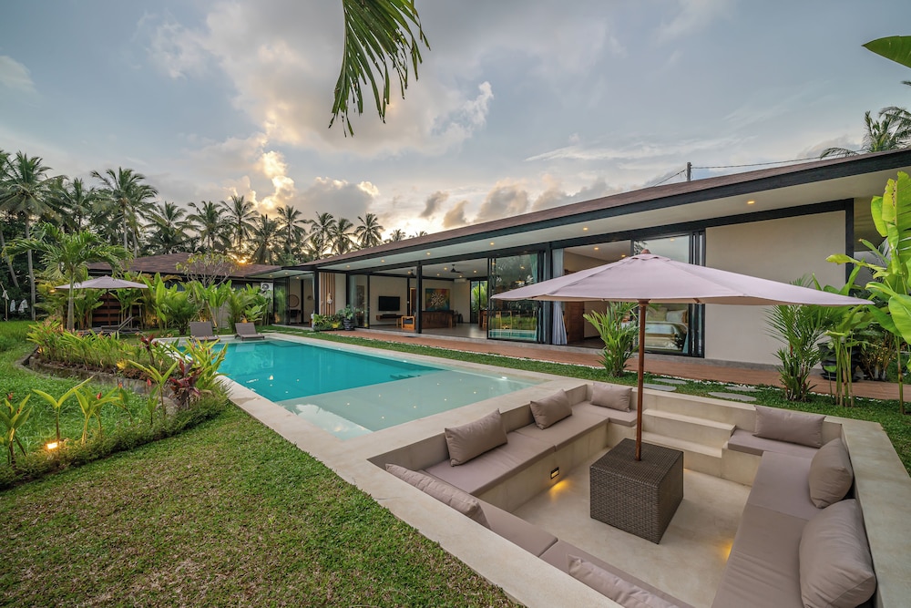 Xanadu - 5BR Ubud Designer Villa, Pool with Rice Fields Views