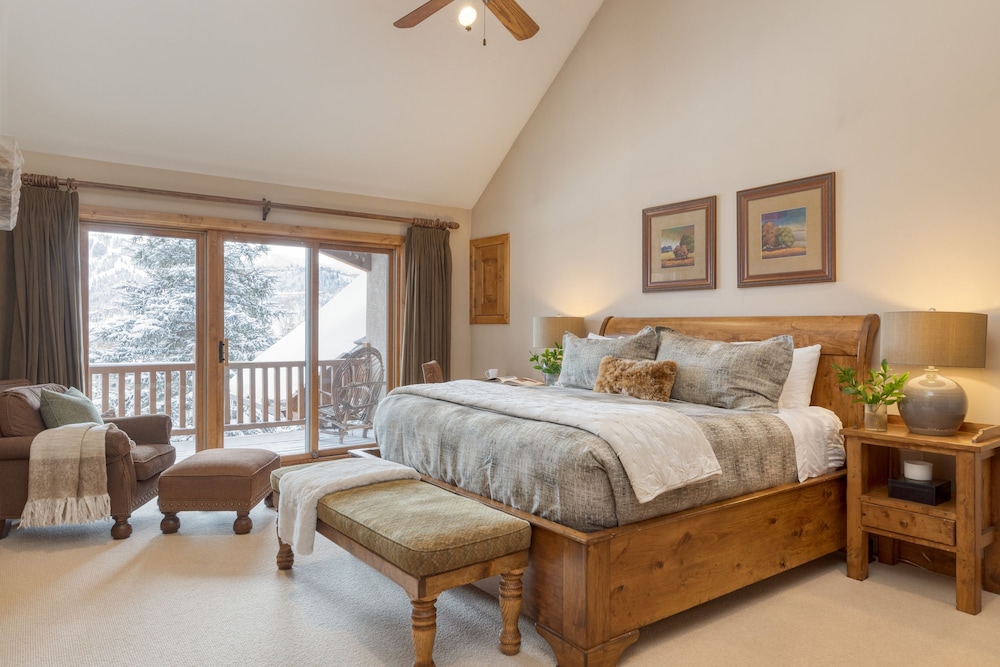 Telemark Luxury Retreat by Avantstay Stunning Views w Hot Tub Theatre Room and Pool Table
