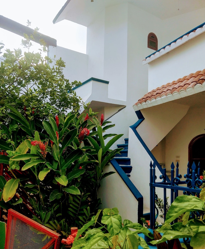 Hotel Alicia's Bed & Breakfast - Image 1