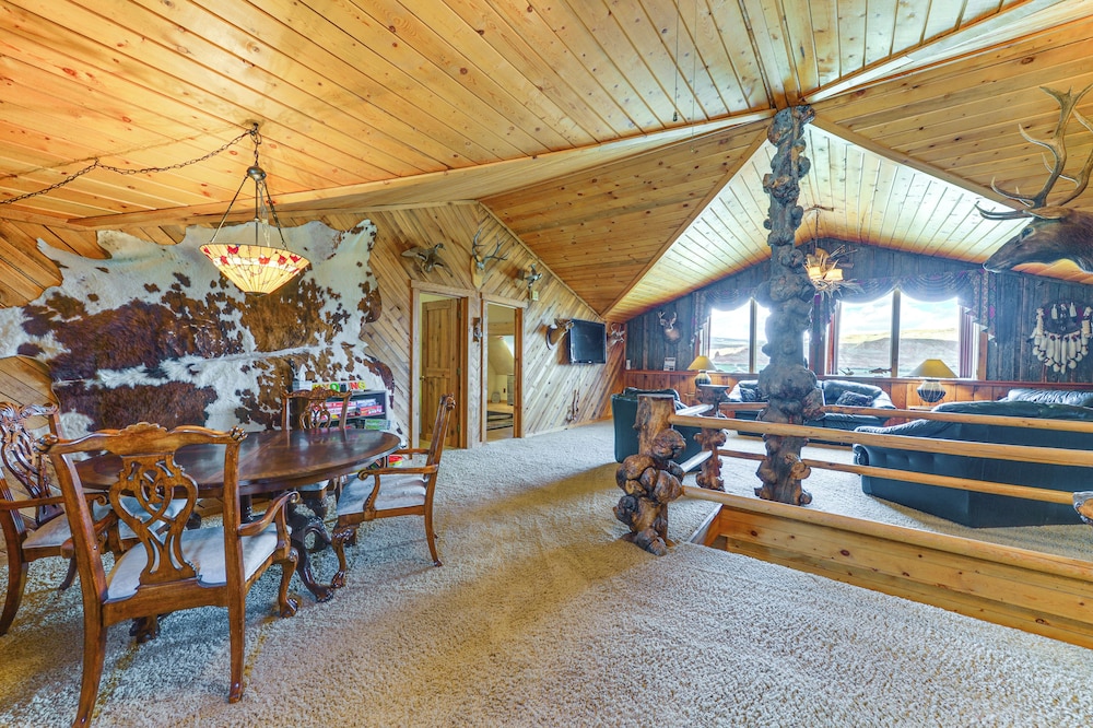Stunning Mountain Views: Spacious Cabin in Dubois!