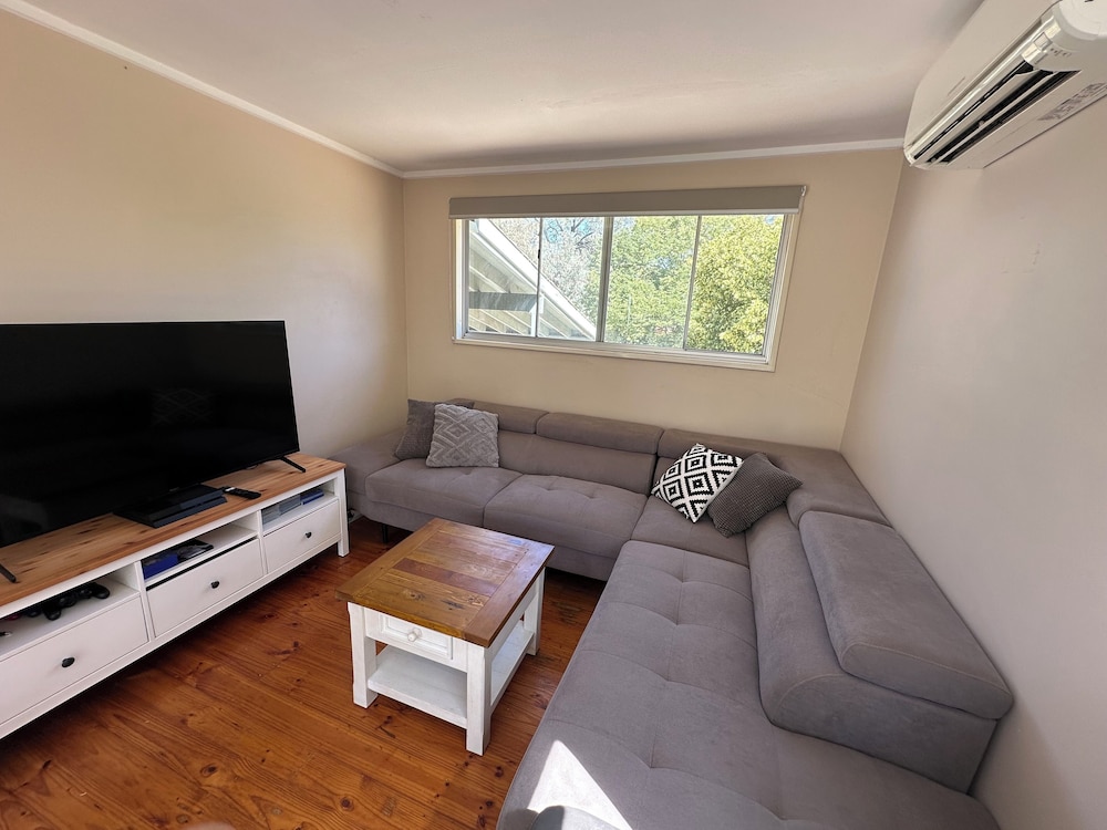 Charming 3 Bedroom Home in Garran, Perfect for Families and Groups