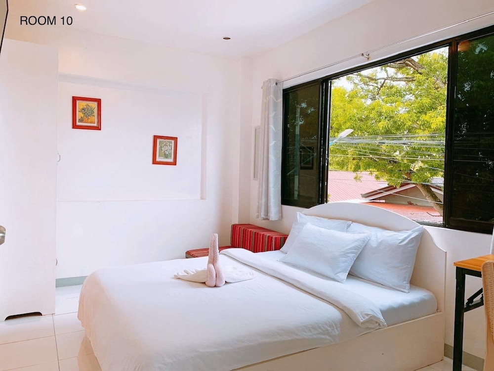 Luna Oslob Travellers Inn