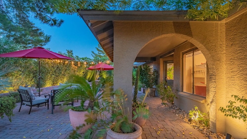Scottsdale Gem W/pool in Private and Serene Yard!