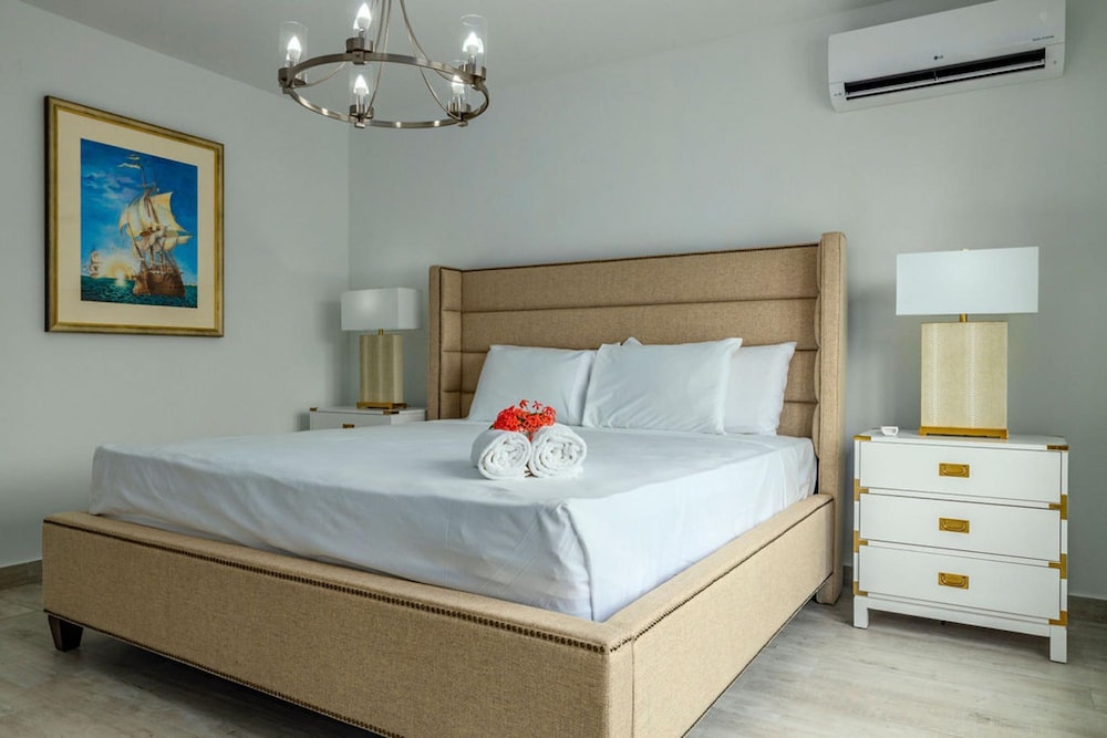 NEW 5BR Villa w Privatepool 3min to Eagle Beach