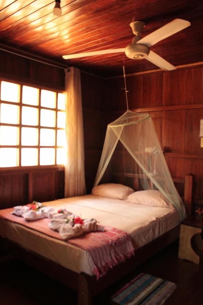 Las Ballenas Quadruple Room With Double and Bunk bed view 2