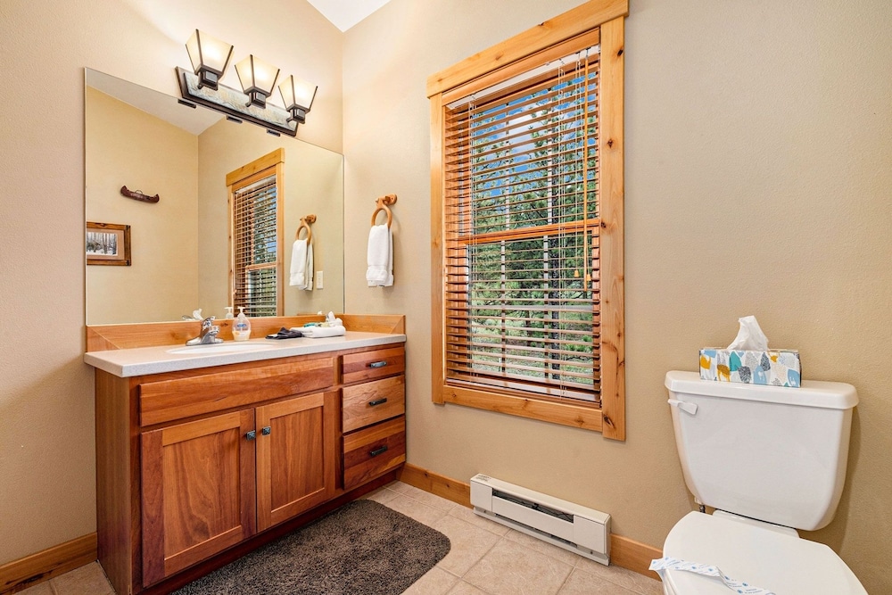 Solitude Bighorn 9 - Estes Park 2 Bedroom Condo by RedAwning - Property Image 5