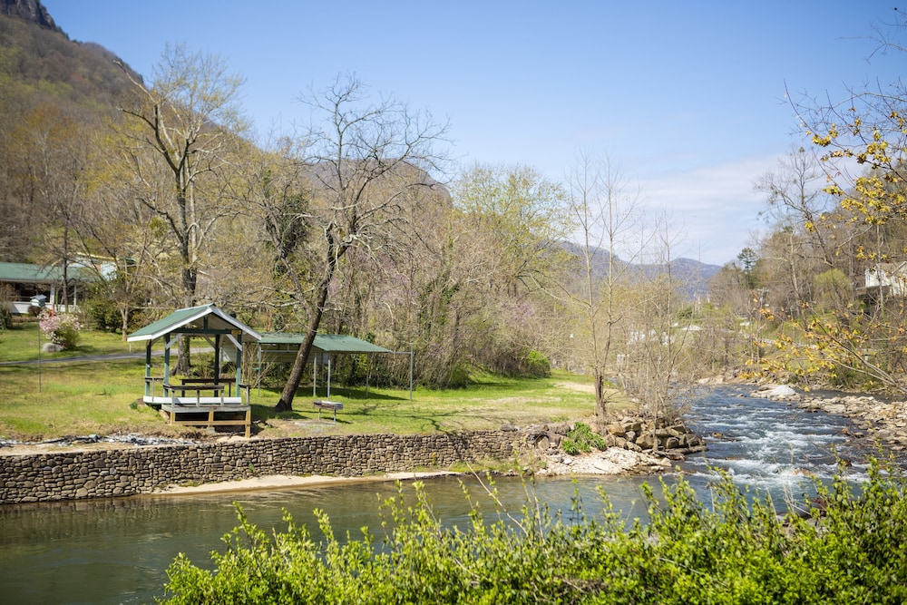 The Chimney Rock Inn & Cottages