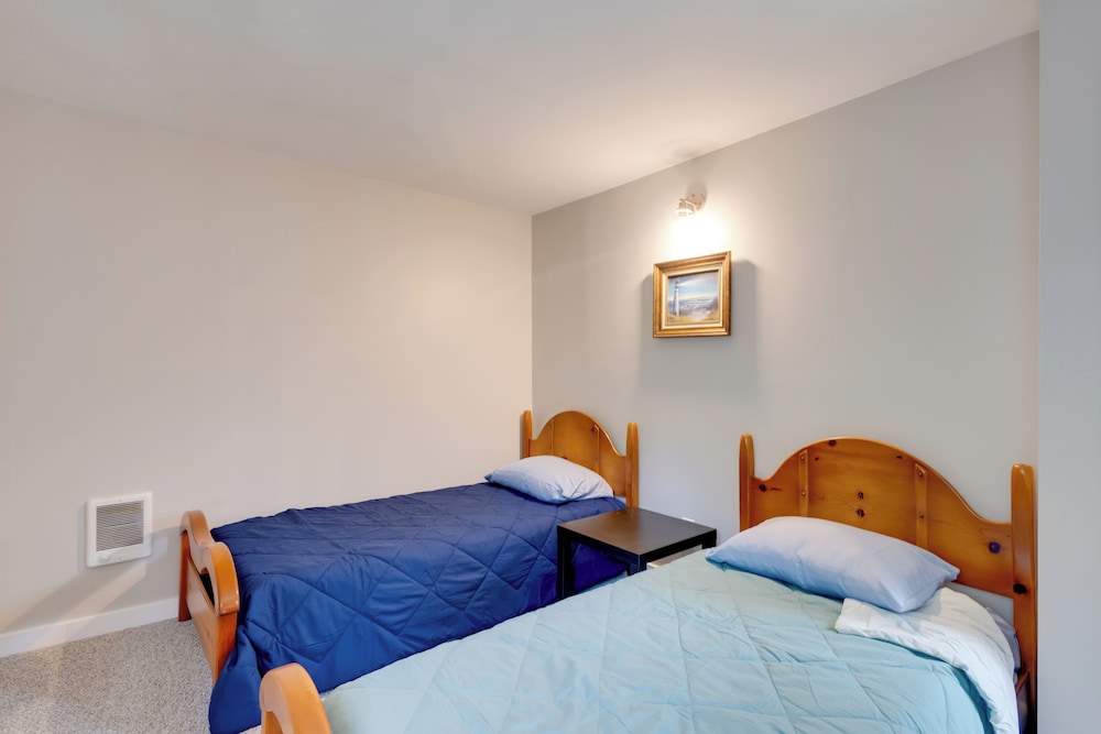 Walk to Main Avenue: Cozy Unit in Warrenton