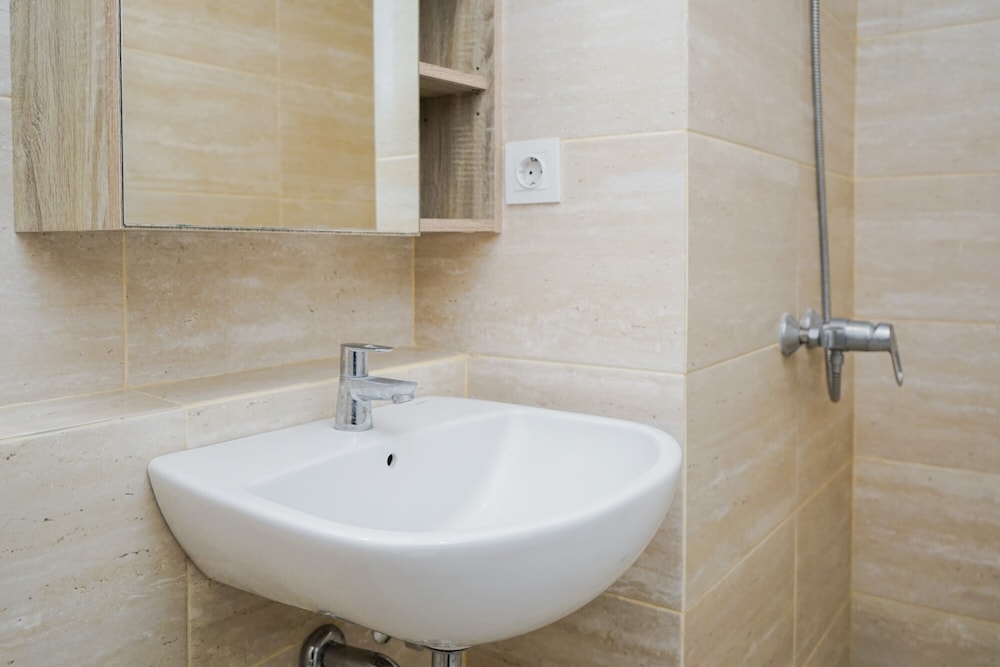 Cozy and Nice Studio Apartment at Springwood Residence