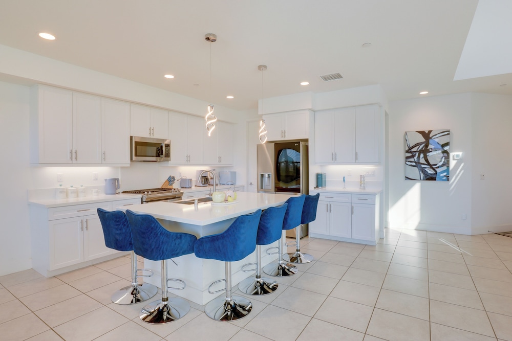 2 Mi to Fantasy Springs Casino: Lakefront Retreat!