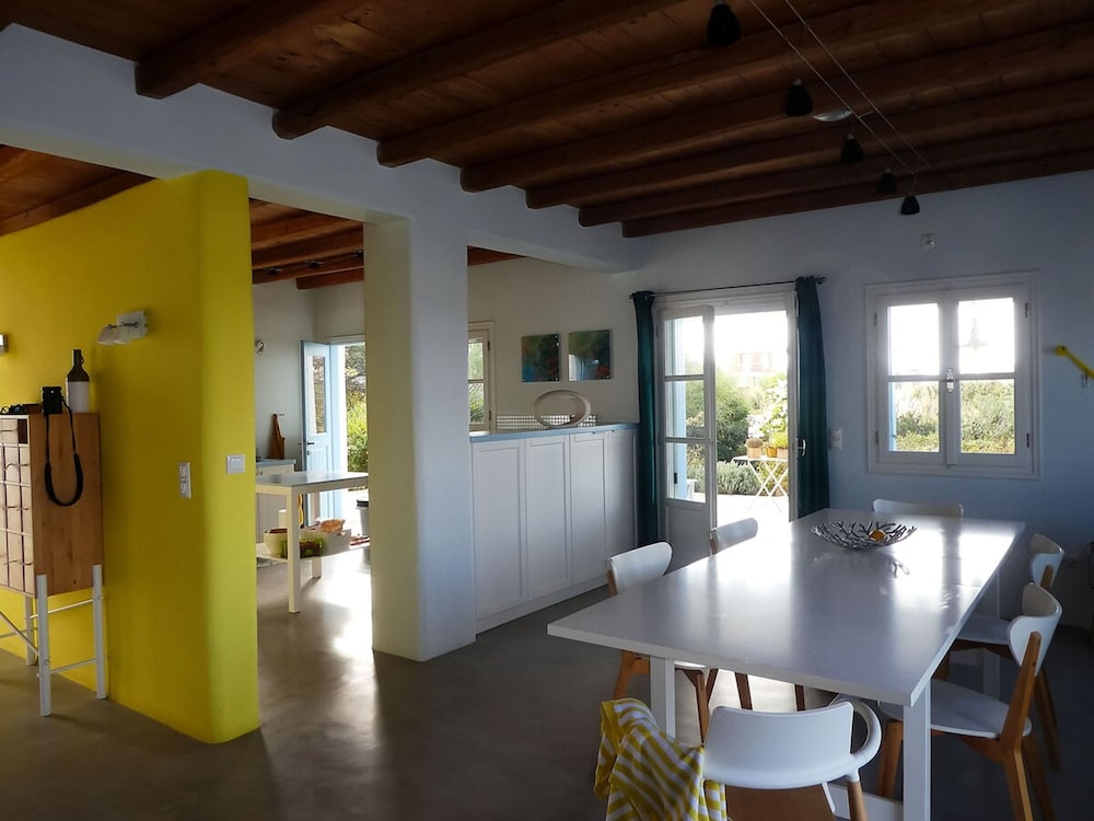 Glyfada CN Cheerful 5 Bedroom Home on the Beach