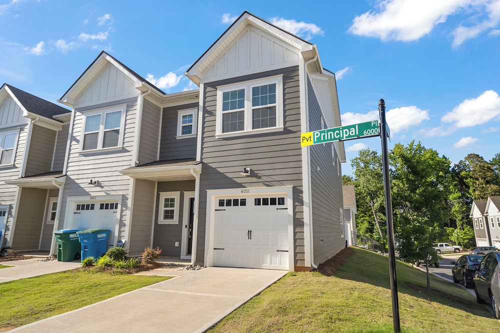 Luxe 3BR Townhouse to Uptown Charlotte