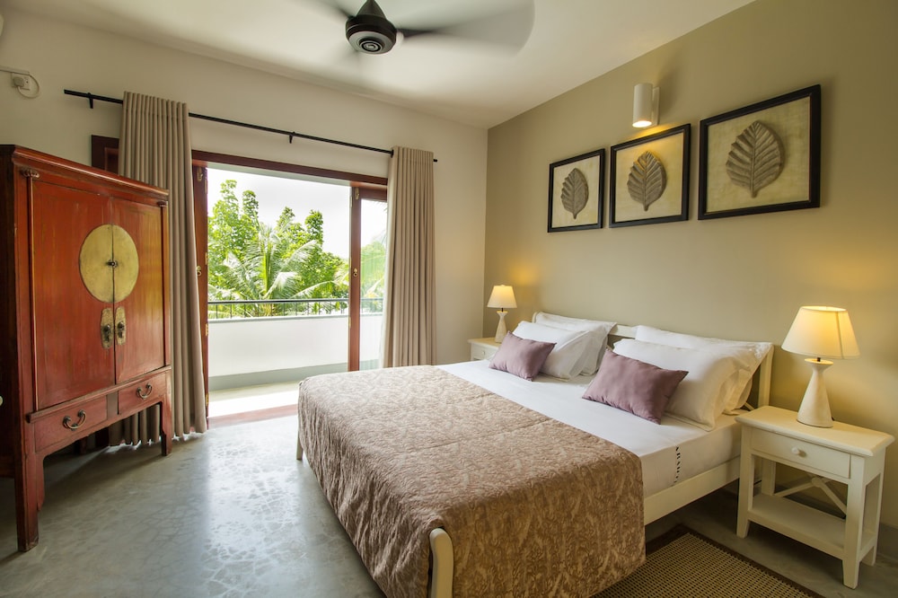 Arahtis Lake Villa view 3