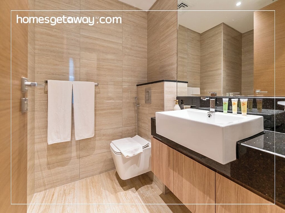 2BR Luxury with Stunning Lake View in Business Bay