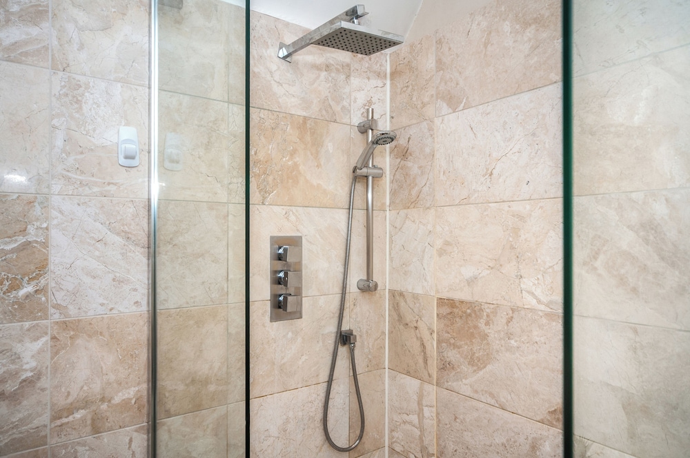 Spacious 3BR 2BA Flat in Central Soho