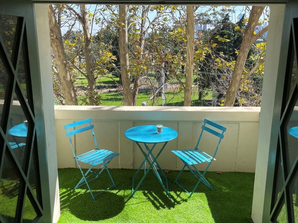 Spacious St Kilda Escape - Parking and City Views - Image 2