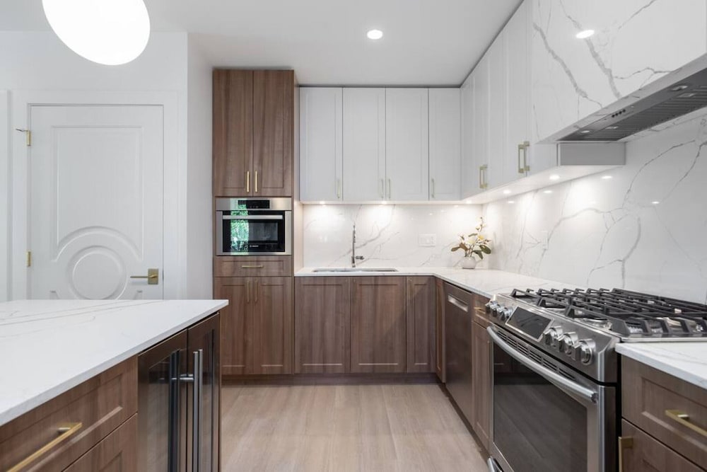 Commercial Drive New 3 Bdrm Home 2 Flex Rooms -5 min to Downtown 22km Seawall
