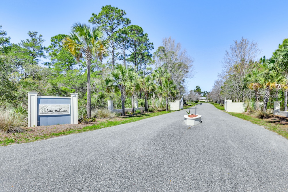 Lovely Carrabelle Home w/ Lake Views & Pool Access view 4