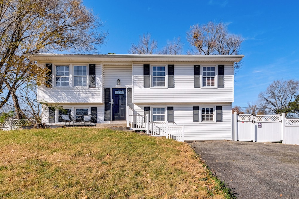 Commute to Alexandria & DC: Home w/ Shared Yard