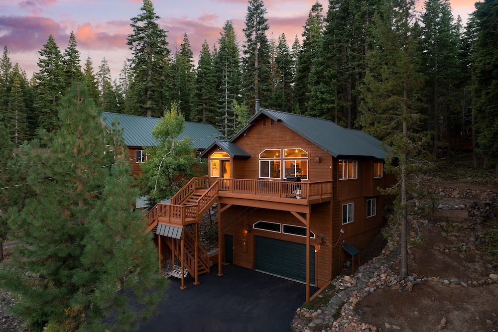 Golden Summit by Avantstay Stunning Secluded Cabin w Access to Tahoe Donner