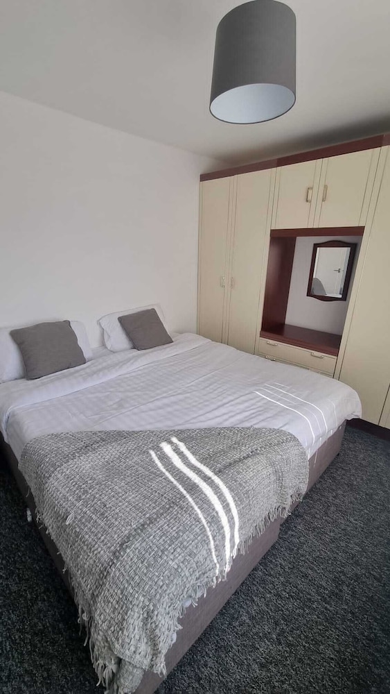Doncaster-house-sleeps8-parking-garden
