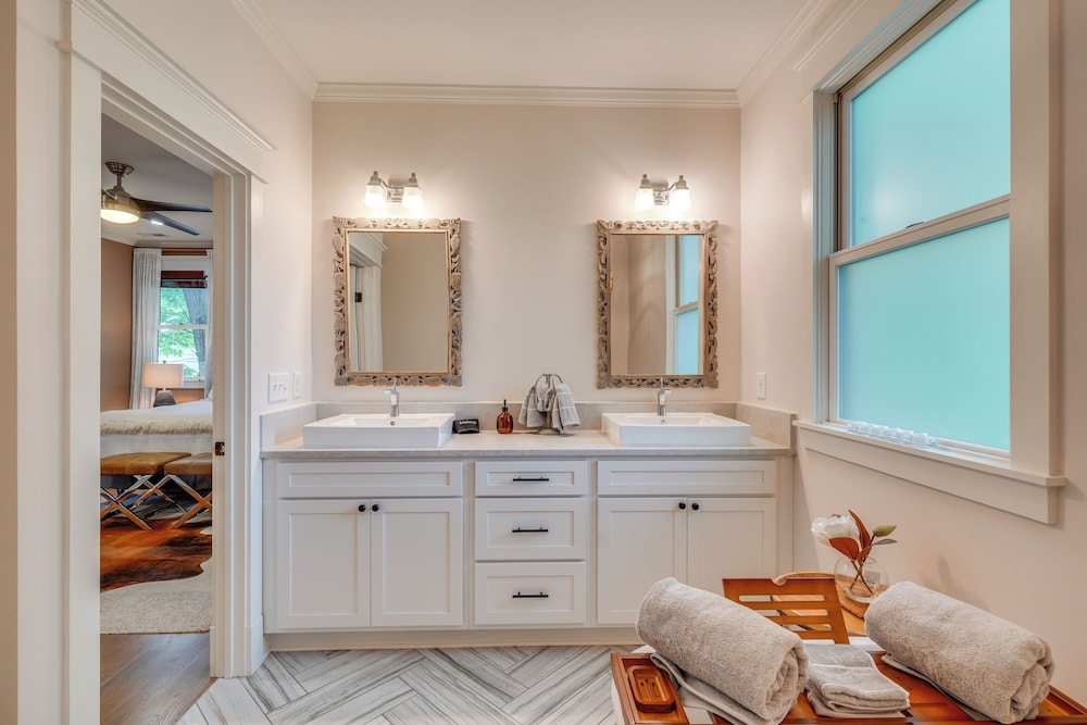 1 Mi to Dtwn: Upscale Retreat in Durham!