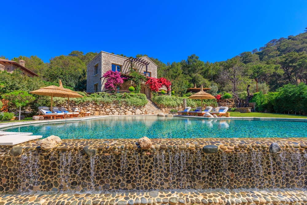 Private Island-Style Ultra Luxury Villa Estate