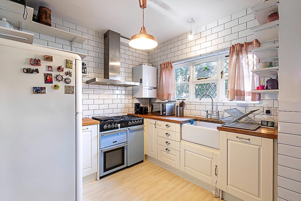 Stylish & Spacious 3-bed Home in Vibrant Bow