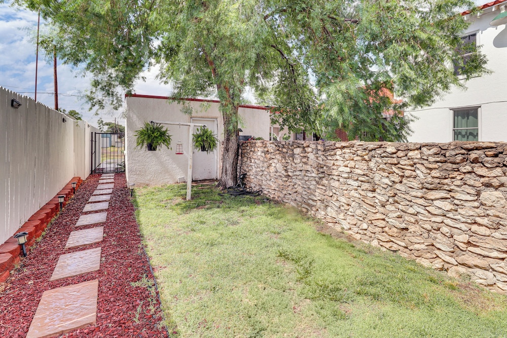 Walk to Enmu: Cozy Casita w/ Pet-friendly Yard