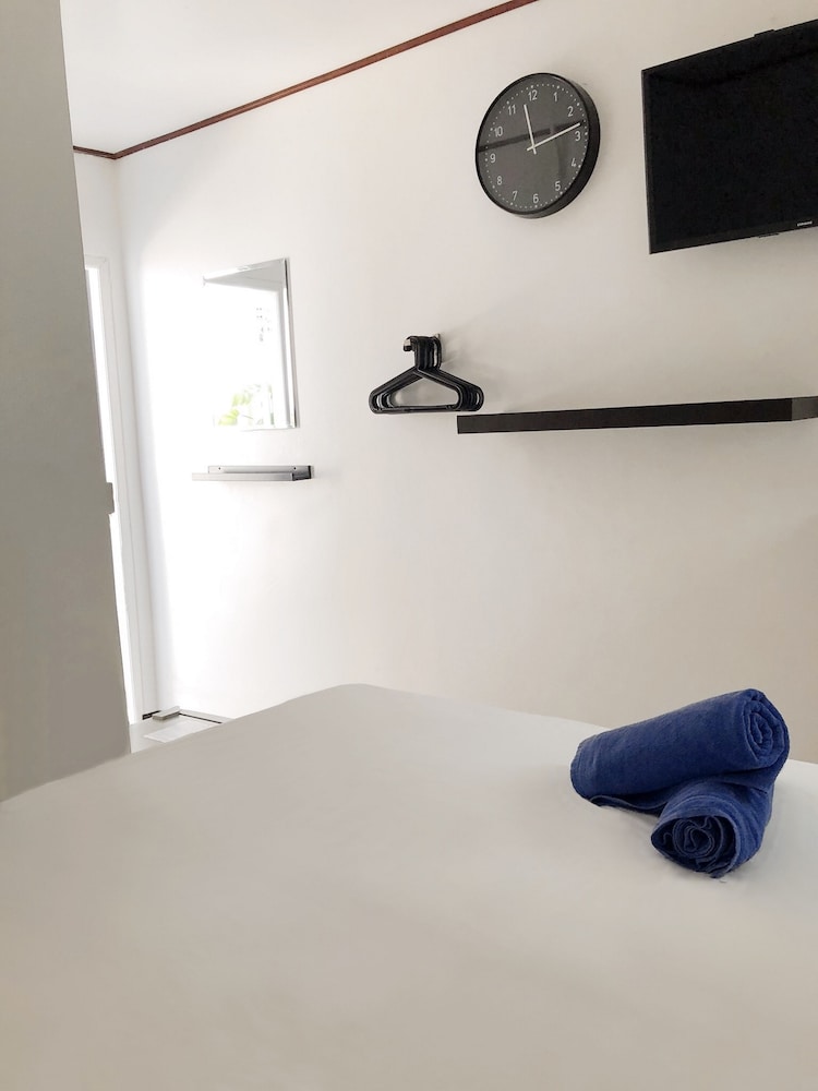 The Reef Hotel & Studios