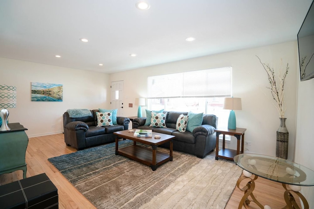 Denver Vacations - The Meadowlark Manor Spacious Backyard  Hot Tub - Property Image 1