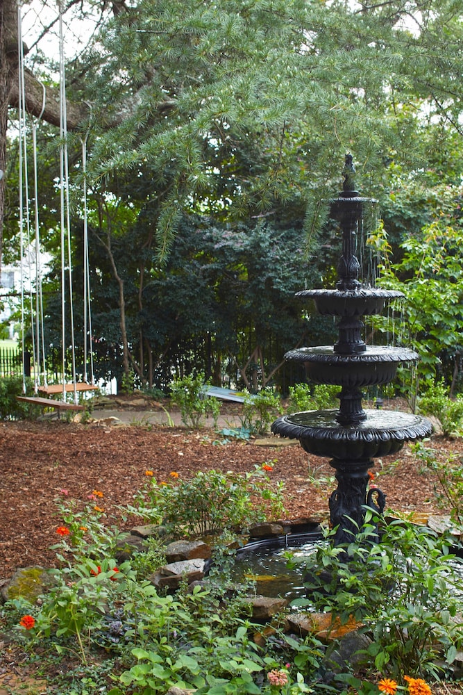 Apt2 Edenbrae - Walkable Southern Gothic Mansion