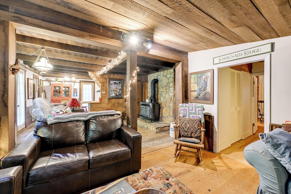 Trail Access & Tranquil Setting: Franklin Retreat!