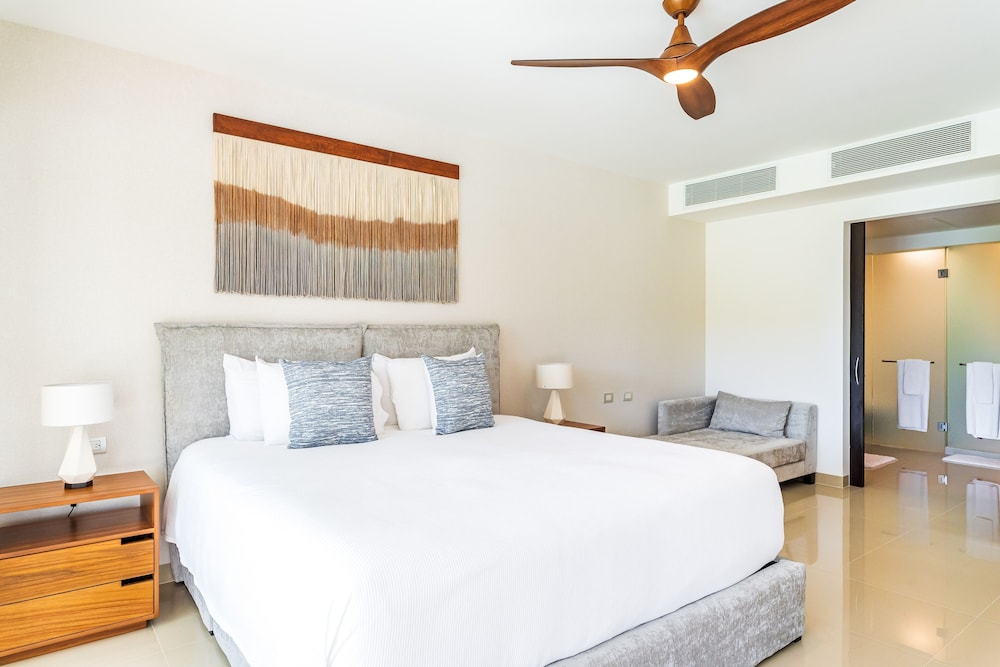 Casa Bellisima ! 2 bedroom swim up 2 Apts by RedAwning