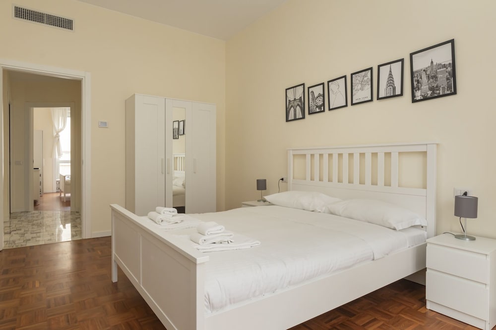 JOIVY Modern 2bed flat with balcony, 250m from M5 Foppa and M2 Sant'Agostino