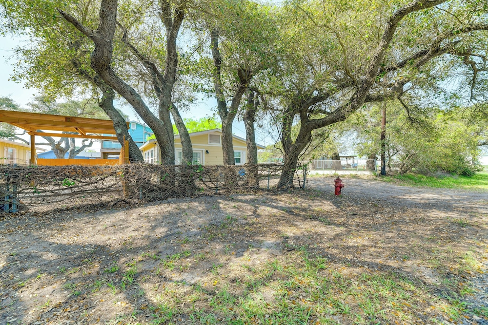 Walk to Pier & Dining: Central Rockport Cottage