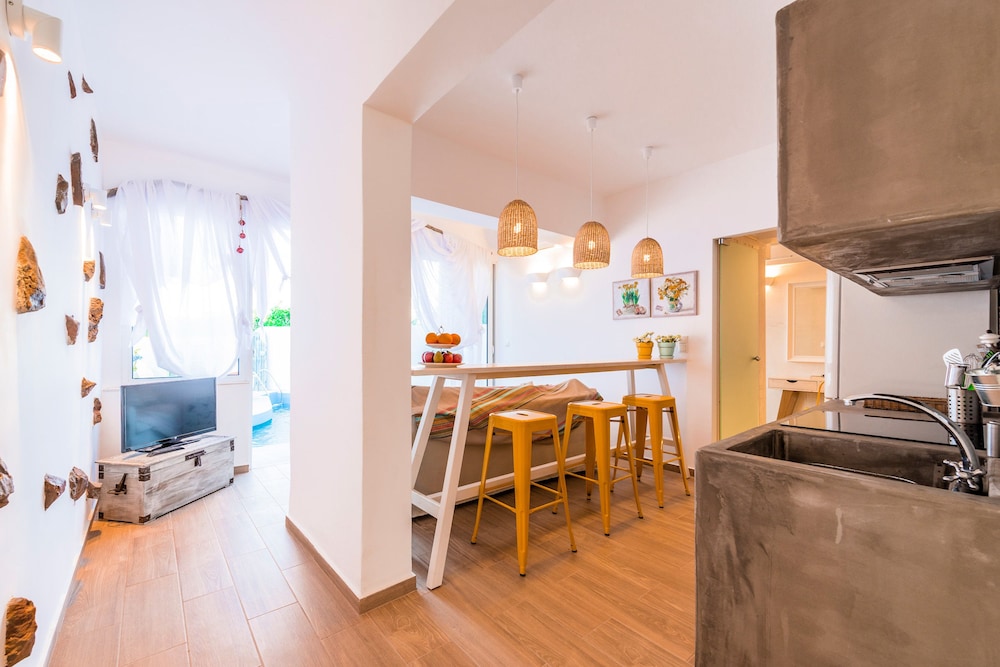 Kouros Home Hotel