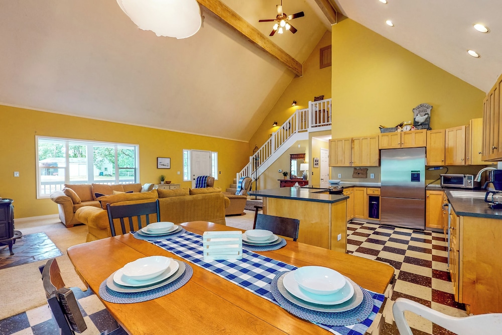 The Homested w/ Covered Deck & Views