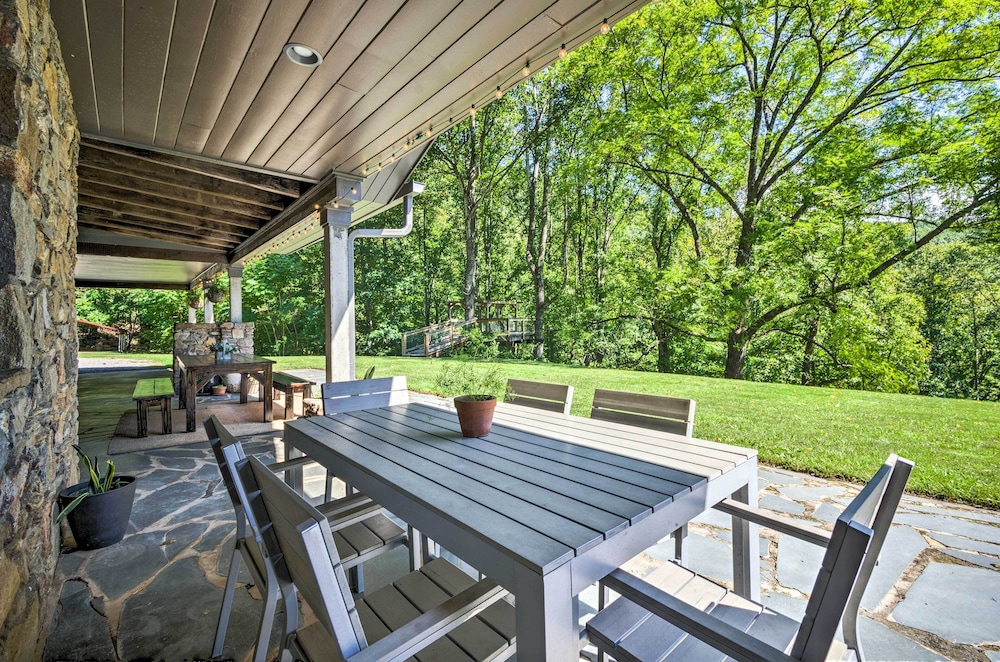Luxury Lodge on 45 Acres: Patio, Deck & Views!